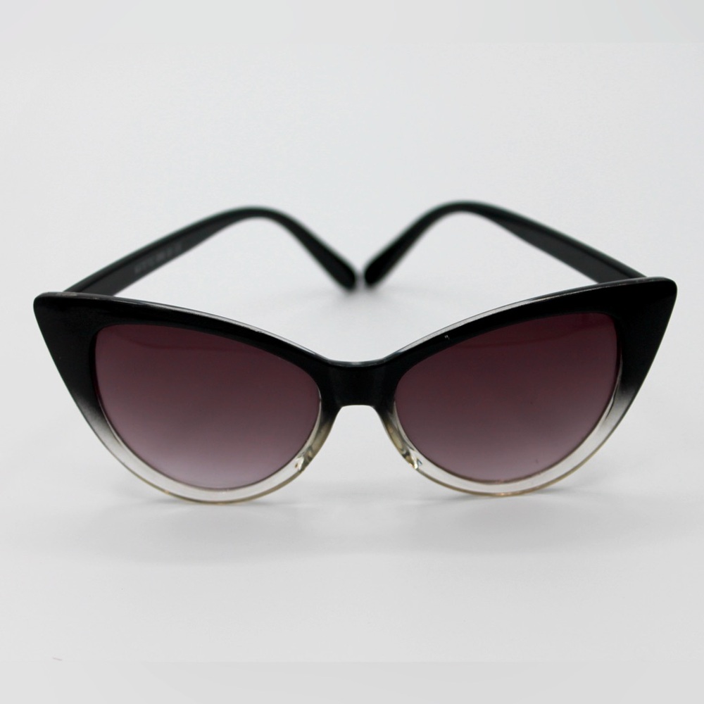 Cat-Eye Sunglasses 🕶️